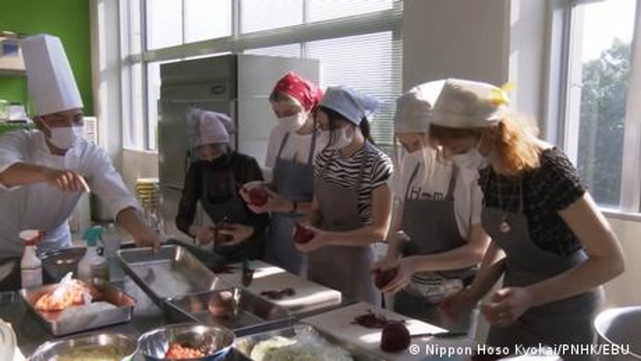 Ukrainian refugees thank Japanese villagers with borscht