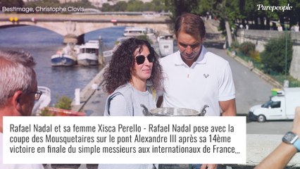 Tải video: Rafael Nadal triomphant : sa femme Xisca et sa jolie soeur à ses côtés pour célébrer