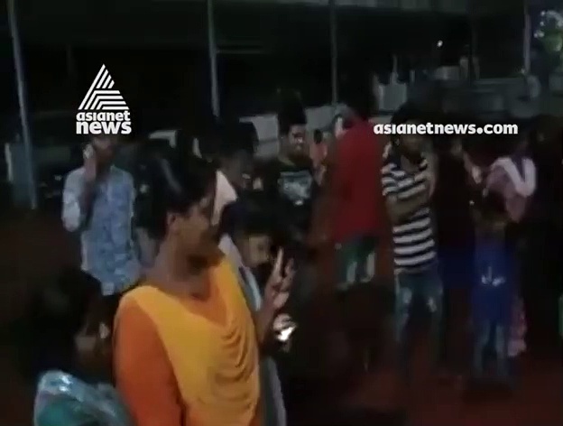 ദുരിതാശ്വാസ ക്യാമ്പിൽ അന്തേവാസികൾക്കായി പാട്ടുപാടി ഒരു പൊലീസുകാരൻ!