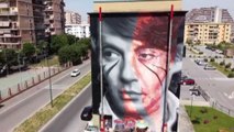 Jorit porta Fabrizio De Andrè sul nuovo murale di Scampia