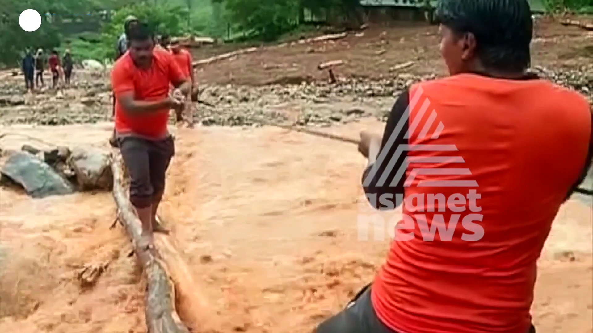 ഇടിഞ്ഞില്ലാതാകുന്ന മലകളും കുത്തിയൊലിച്ചുവരുന്ന വെള്ളവും..ഈ ദിവസങ്ങളില്‍ കേരളം കണ്ടത്..
