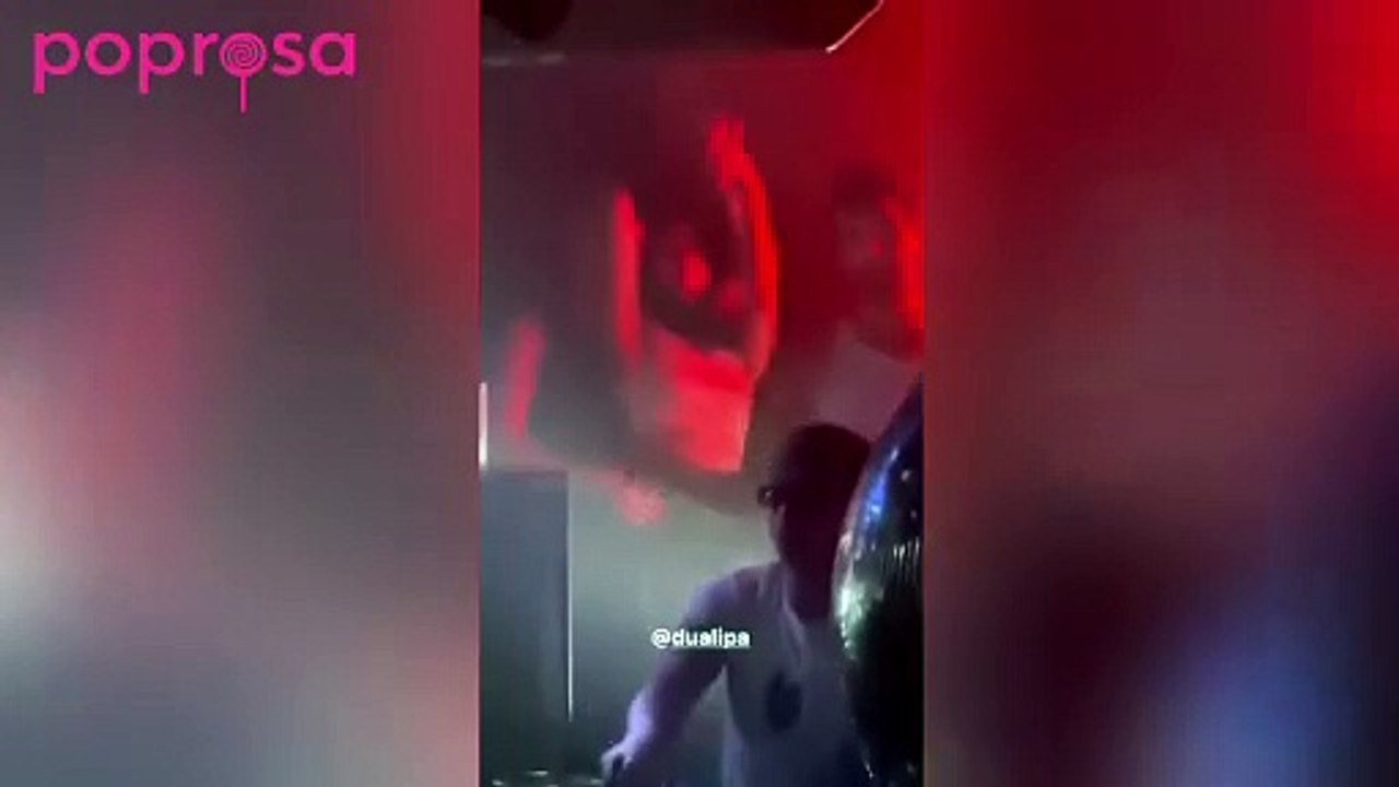 Arón Piper y Dua Lipa bailando juntos en una discoteca de Madrid