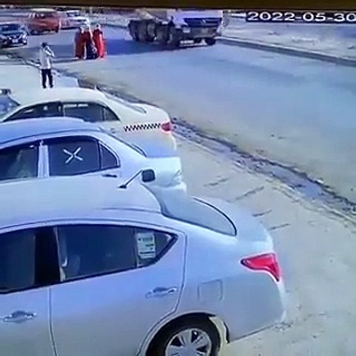 بالفيديو.. سيدة تتسبب في حوادث «كارثية» أثناء محاولتها قطع الطريق