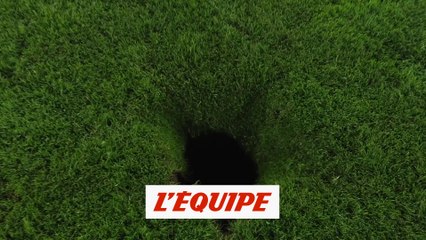 Un trou béant dans la pelouse lors d'Autriche-Danemark - Foot - Ligue des nations