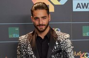 Una mujer graba un vídeo de Maluma en la cama