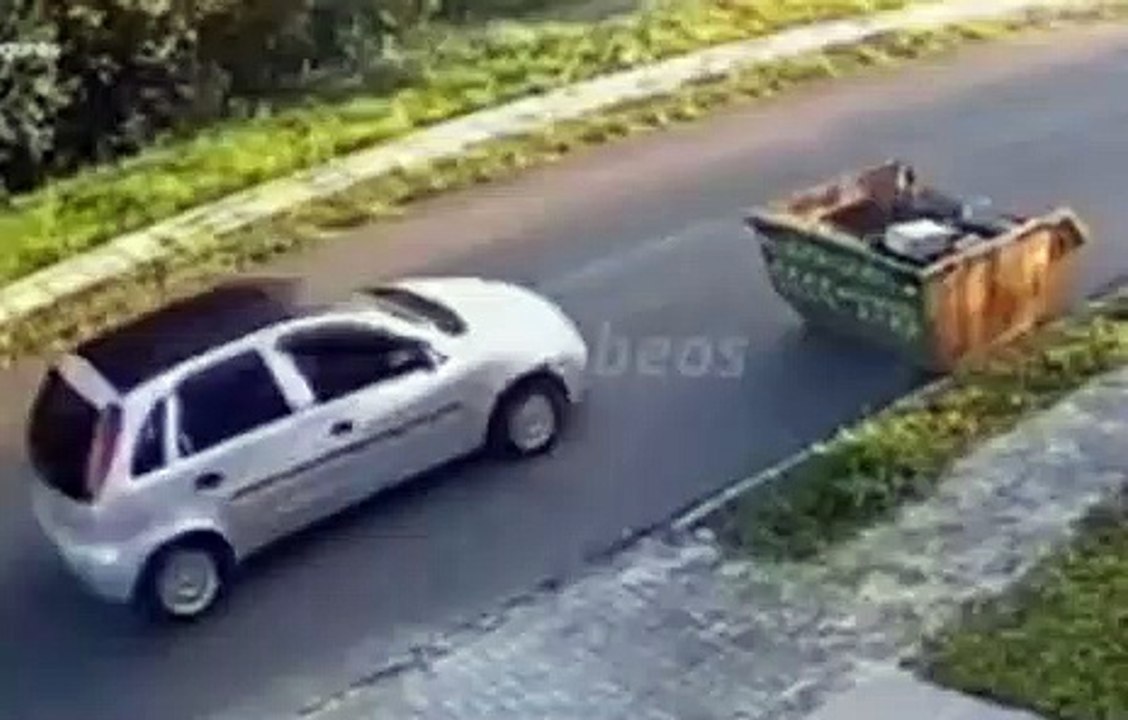 Cette benne laissée sur la route est un vrai piège quand le soleil est rasant