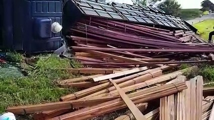 É replay? Mais um caminhão tomba no canteiro central da BR-467