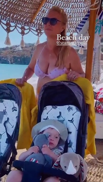 Χριστίνα Μπόμπα: Για βουτιές με τις κόρες της! Τα summer αξεσουάρ των διδύμων της μας ξετρέλαναν 1