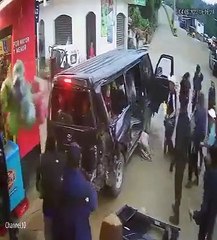 Falla sistema de frenos de un microbús y conductora maniobra para evitar una tragedia