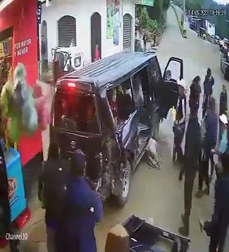 Falla sistema de frenos de un microbús y conductora maniobra para evitar una tragedia