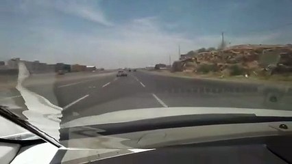 مقطع يوثق تفحيط سيارتين في خميس مشيط