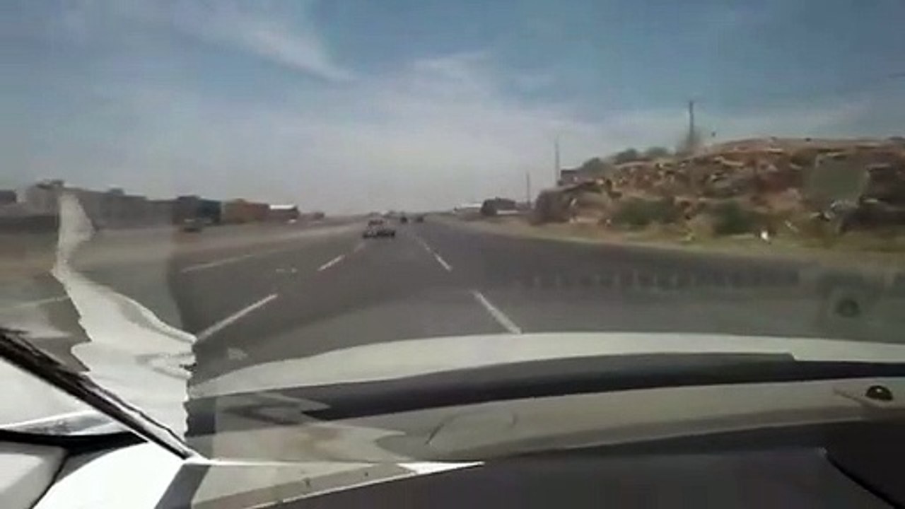 مقطع يوثق تفحيط سيارتين في خميس مشيط