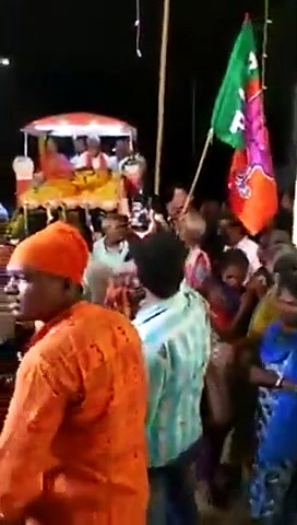 പൂന്തുറയില്‍ പ്രചാരണത്തിനെത്തിയ ബിജെപി സ്ഥാനാര്‍ത്ഥി കുമ്മനം രാജശേഖരനെയും പ്രതിരോധമന്ത്രി നിര്‍മ്മലാ സീതാരാമനെയും നാട്ടുകാര്‍ തടയുന്നു