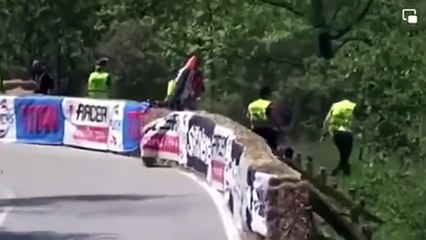 Ce motard se prend la gamelle de sa vie et repart comme un fou... même pas mal