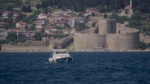 Karadeniz'e doğal gaz borularını yerleştirecek gemi İstanbul Boğazı'ndan geçti (2)