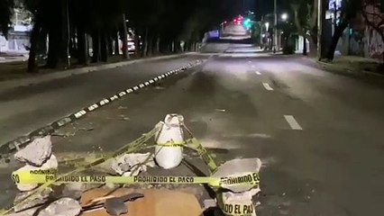 Decenas de vehículos se dañaron luego de caer en una alcantarilla abierta sobre Calzada Independencia