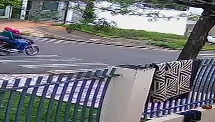 Vídeo mostra momento exato em que forte colisão entre motocicletas deixa três feridos