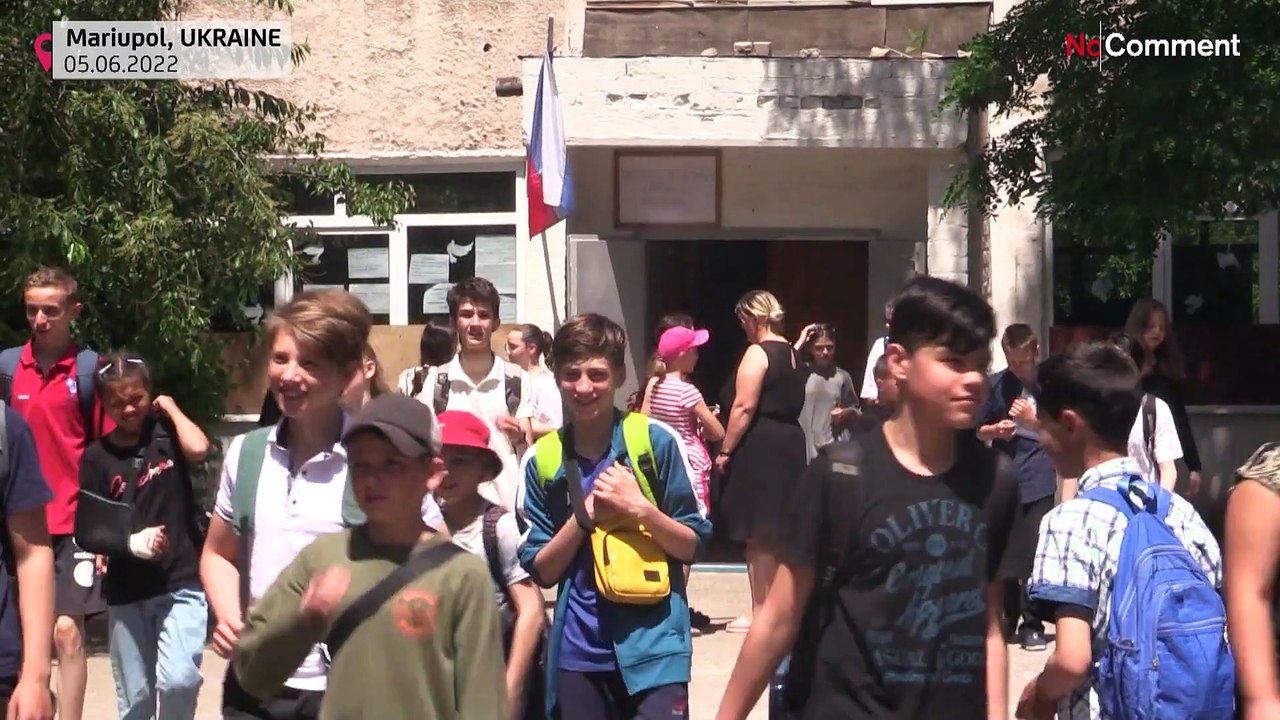 Люди пытаются вернуться к нормальной жизни в разрушенном Мариуполе