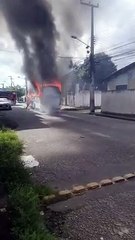 Incêndio destrói ônibus em rua do bairro Ellery, em Fortaleza