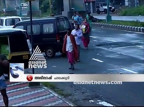 ചാലക്കുടിയില്‍ എഴുപത് പേര്‍ രക്ഷതേടിയ കെട്ടിടം ഇടിഞ്ഞുവീണു;7പേരെ കാണാന്‍ ഇല്ല
