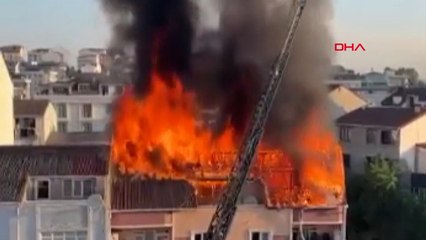 Arnavutköy’de 4 katlı binanın çatı katı alev alev yandı