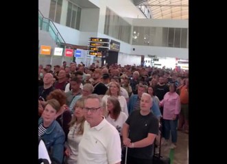 Colas interminables en el control de pasaportes del aeropuerto de Alicante