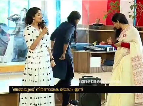 അമ്മയുടെ നിര്‍ണ്ണായക എക്‌സിക്യുട്ടിവ് യോഗം ഇന്ന്; ദിലീപിനെ തിരിച്ചെടുത്തതിനെതിരെ പരാതി നല്‍കിയ നടിമാരുമായി ചര്‍ച്ച