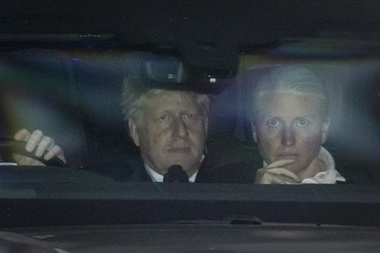 İngiltere Başbakanı Johnson koltuğunu koruduİngiltere Başbakanı Johnson'a Muhafazakar Parti'den güvenoyu