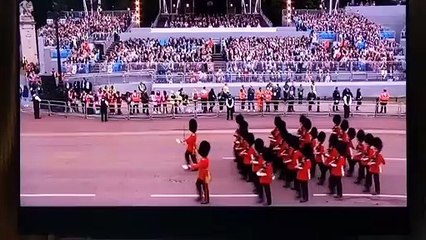 El momento en el que una mujer se duerme detrás del príncipe Carlos en el desfile del jubileo de la Reina