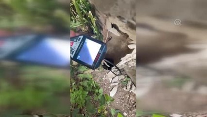 Su giderine sıkışan kedi iş makinesi yardımıyla kurtarıldı