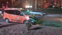Taksi ile motosikletin çarpışması sonucu 2 kişi yaralandı