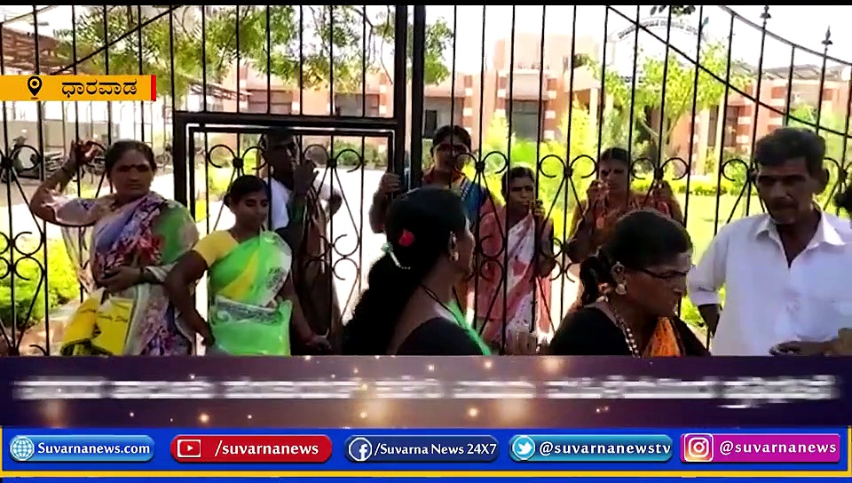 ಭ್ರಷ್ಟ ಅಧಿಕಾರಿ ವಿರುದ್ಧ ಕ್ರಮಕ್ಕೆ ಆಗ್ರಹ: ತಾಲೂಕು ಪಂಚಾಯತ್‌ ಕಚೇರಿಗೆ ಬೀಗ ಜಡಿದ ಮಹಿಳೆಯರು