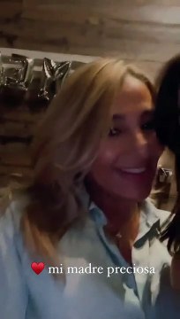 DANNA PAOLA CON SU MAMÁ Y MUESTRA LA NUEVA COLLECCIÓN DE ROPA