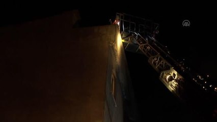 Bayrampaşa'da iş yerinde çıkan yangını itfaiye ekipleri söndürdü