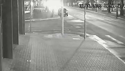 Veja imagens: Forte colisão entre moto e carro deixa motociclista gravemente ferido