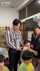 Đan Trường cùng vợ cũ đưa con trai đi làm từ thiện