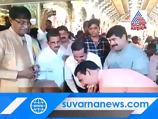 ಕಾಂಗ್ರೆಸ್ ನಾಯಕನ ಕಾಲಿಗೆರಗಿ ಆಶೀರ್ವಾದ ಪಡೆದ ಬಿಜೆಪಿ ರಾಜ್ಯಾಧ್ಯಕ್ಷ