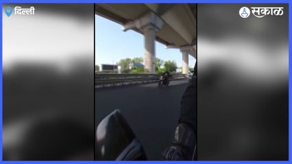 Bike Road Accident Viral Video | Delhi मध्ये एका रस्त्यावरील हिट अँड रनचा थरारक व्हिडीओ समोर आला आहे