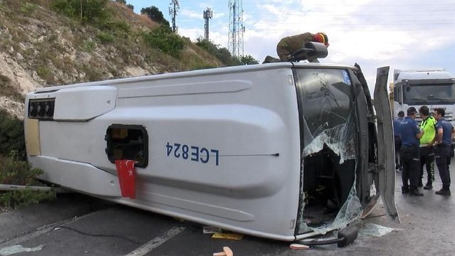 Servis minibüsü devrildi