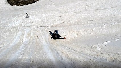Haziran ayında kışı yaşayıp poşetle kızak keyfini çıkardılar