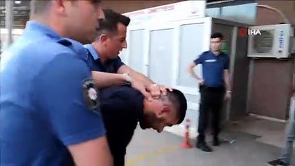 Çıkan kavgaya müdahale eden polisi feci şekilde bıçakladı! O anlar kamerada