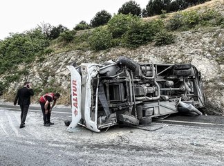İstanbul'da devrilen servis otobüsündeki 6 kişi yaralandı