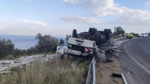 Ters dönen kamyonun altında kalan şoför hayatını kaybetti