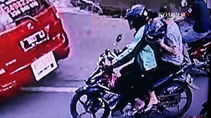 Terekam CCTV! Aksi Perampokan Nasabah Bank di Jember Uang 148 Juta Raib