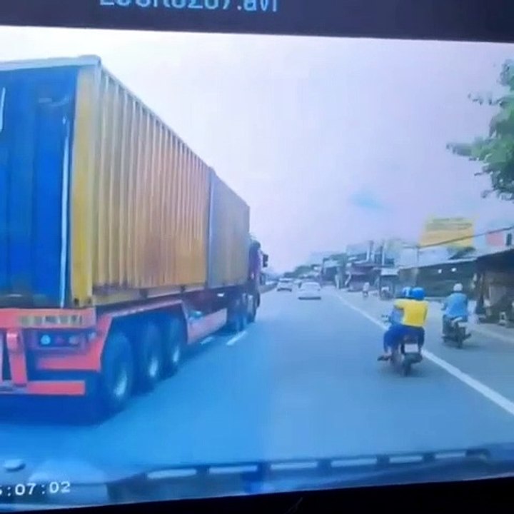 cặp đôi suýt mất mạng dưới bánh container