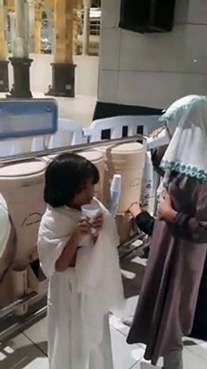 Drinking Zamzam in Front of Baitullah | Aapi Bhaiya Enjoying Aab e Shifa in Khana Kaba