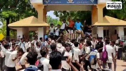 "பத்தல... பத்தல... ஆட்டம் போடு" தேர்வு முடிந்த சந்தோஷத்தில் மாணவர்கள் குத்தாட்டம்!