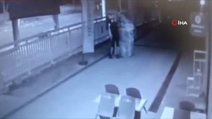 Çekçekli hırsız yoldaki mazgalları böyle çaldı