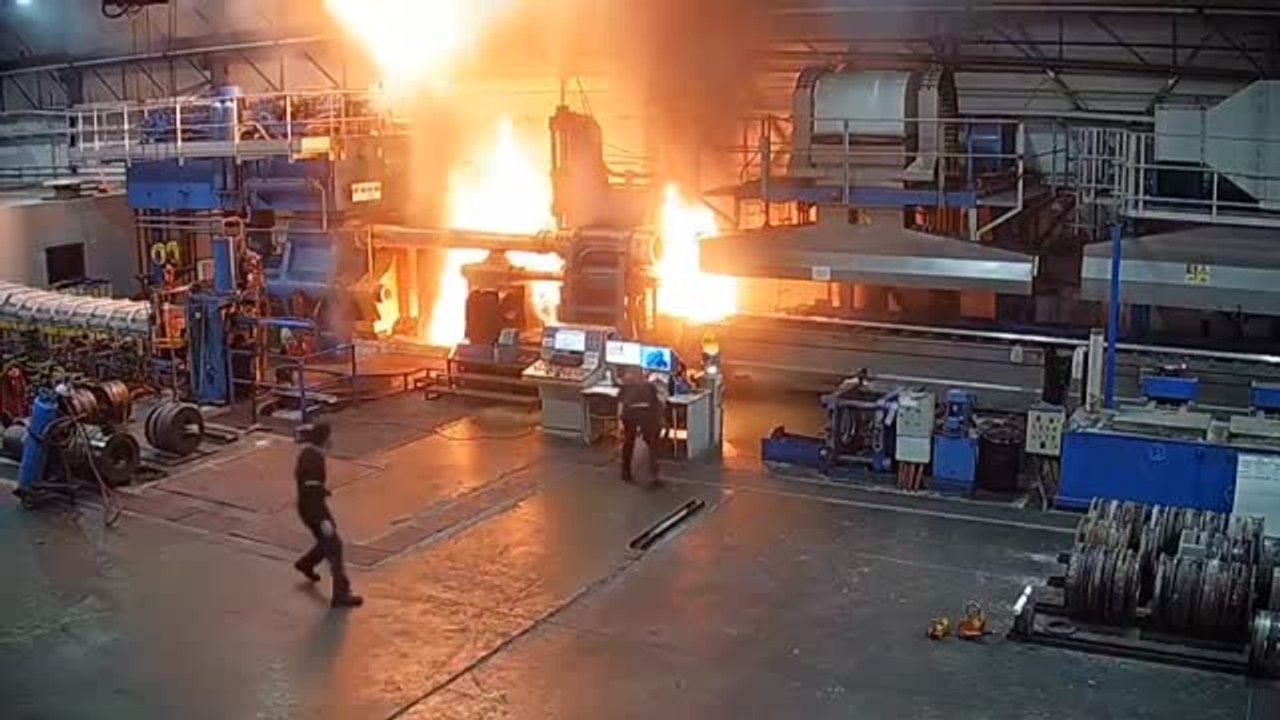 Así comienza un incendio en una nave industrial de Sevilla
