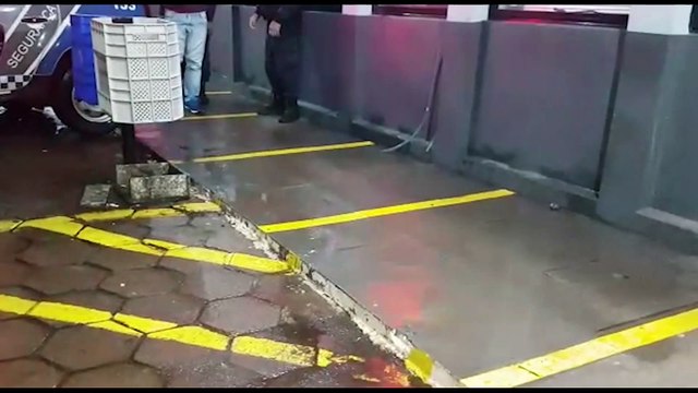 Homem é preso pela GM após danificar porta da casa da companheira e agredir vizinho no Riviera